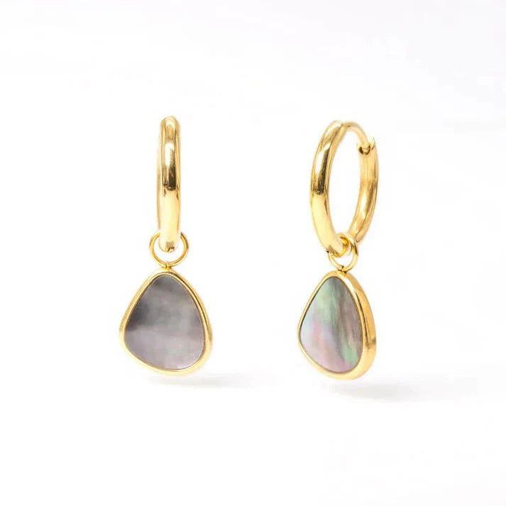 Handgemachte Ohrringe und Ohrstecker von regionalen Herstellern, Goldschmuck, Edelsteinschmuck und bunter Modeschmuck, hautverträglich, bei Dreizack Wien.