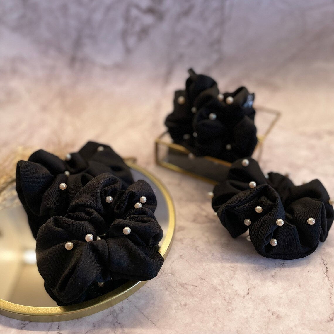 Bonell: Handgefertigte Scrunchies, Utensilos und Kosmetiktäschchen von Sarah, inspiriert durch eine Reise nach Tansania, mit Stoffen aus Bozen und Modena.