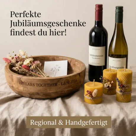 Ein glückliches Paar feiert sein Jubiläum mit einem handgemachten Geschenk, umgeben von Kerzen und Blumen.