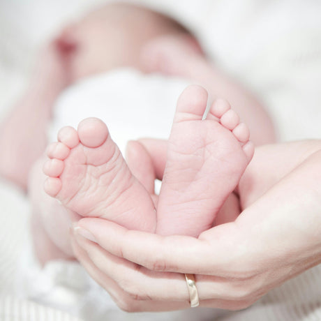 Handgemachte und personalisierte Geschenke zur Geburt, einschließlich gravierter Erinnerungsstücke, einzigartiger Dekorationsartikel und liebevoll gestalteter Babyprodukte, perfekt für Neugeborene und frischgebackene Eltern.