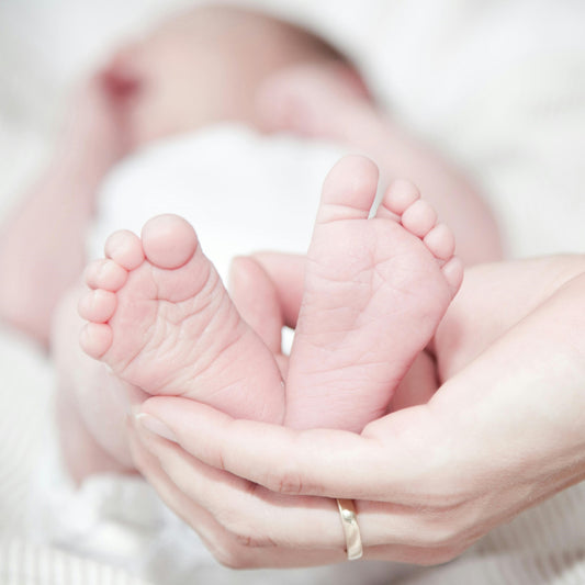 Handgemachte und personalisierte Geschenke zur Geburt, einschließlich gravierter Erinnerungsstücke, einzigartiger Dekorationsartikel und liebevoll gestalteter Babyprodukte, perfekt für Neugeborene und frischgebackene Eltern.