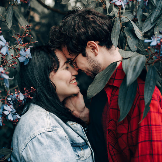Handgemachte und personalisierte romantische Geschenke, einschließlich gravierter Accessoires, einzigartiger Dekorationsartikel und besonderer Genussprodukte, ideal für Valentinstag, Jahrestage und besondere Momente zu zweit.