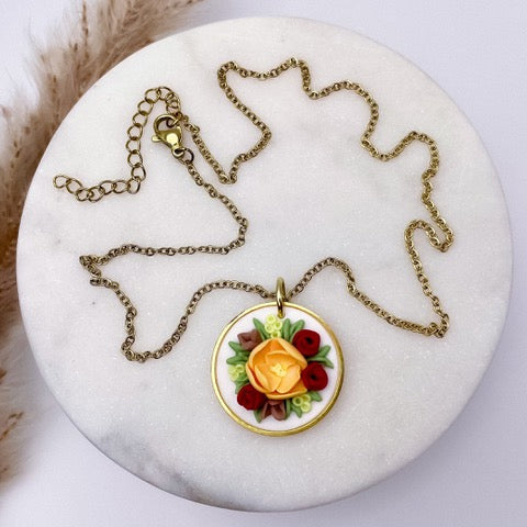 Handgefertigter Miniatur-Schmuck von Tiny Things Handmade Jewelry: 3D-Blumenornament auf Kette, lebensechte Lebkuchen-Schlüsselanhänger und detailverliebte Ohrringe – einzigartig, hypoallergen und federleicht. Perfekt für Schmuckliebhaber*innen.