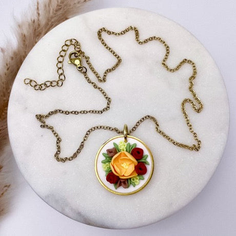 Handgefertigter Miniatur-Schmuck von Tiny Things Handmade Jewelry: 3D-Blumenornament auf Kette, lebensechte Lebkuchen-Schlüsselanhänger und detailverliebte Ohrringe – einzigartig, hypoallergen und federleicht. Perfekt für Schmuckliebhaber*innen.
