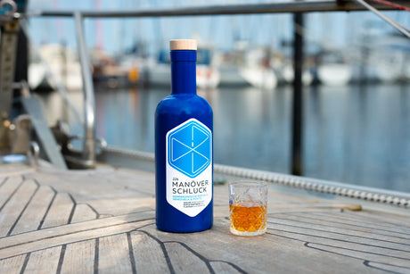 JJs Manöverschluck Dominikanische Republik, Venezuela & Porto – Premium-Rumspirituose mit Portwein & Gewürzen, 500 ml Flasche mit Seefahrtsdesign bei dreizack Wien