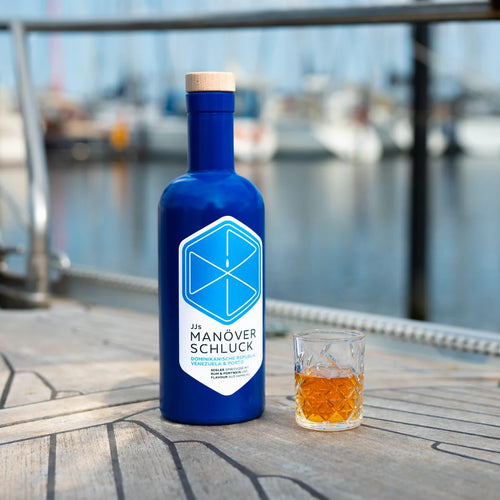 JJs Manöverschluck Dominikanische Republik, Venezuela & Porto – Premium-Rumspirituose mit Portwein & Gewürzen, 500 ml Flasche mit Seefahrtsdesign bei dreizack Wien