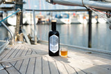 JJs Manöverschluck Expeditionsreise I – Limited Edition Rum-Bourbon-Mix, rote Flasche mit maritimem Design, 500 ml bei Dreizack Wien