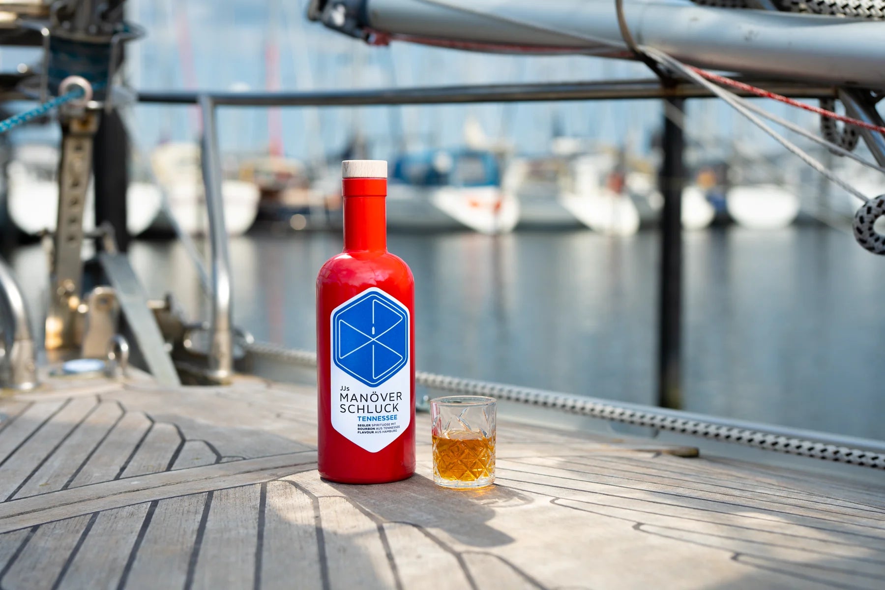 JJs Manöverschluck Tennessee – Bourbon-Spirituose mit Kokos, rote Flasche im maritimen Design, 500 ml bei Dreizack Wien
