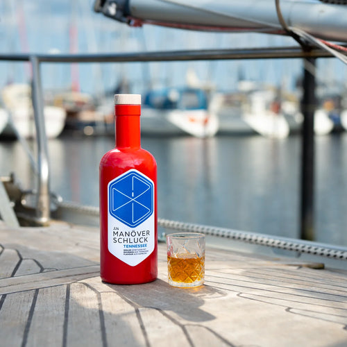 JJs Manöverschluck Tennessee – Bourbon-Spirituose mit Kokos, rote Flasche im maritimen Design, 500 ml bei Dreizack Wien