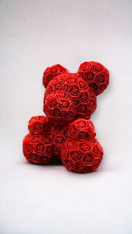 Bär umhüllt von Rosen