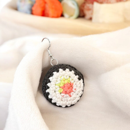 Gehäkelte Ohrringe von Nette Dinge in Motiven Sushi Motiv, aus allergikerfreundlichem Silber und Baumwollgarn, handgemacht in Österreich, ca. 2–5 cm groß
