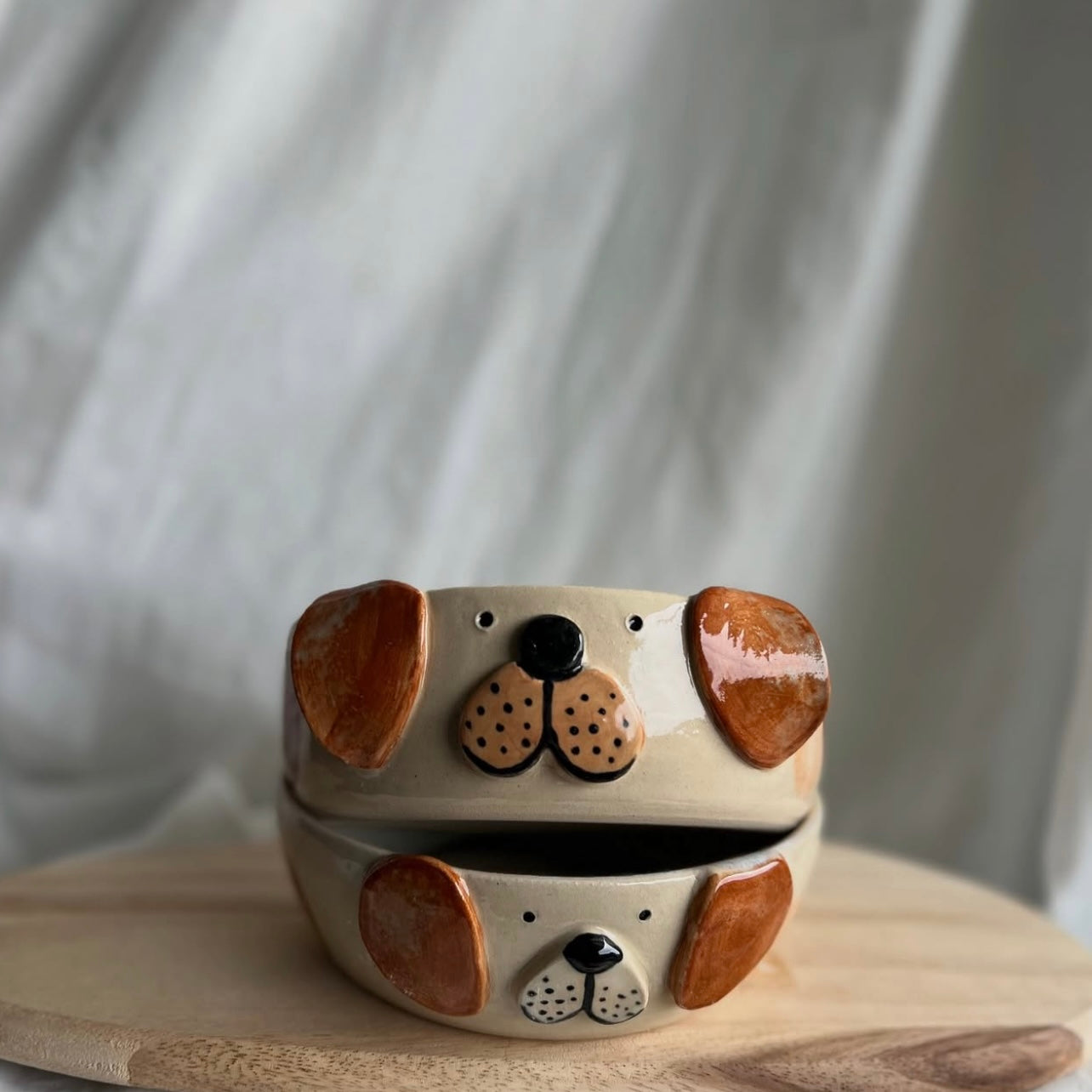 Handgemachter Hundenapf mit Hundegesicht von ArtStudioIzzi, 17 cm Durchmesser, 5,5 cm Höhe, aus Steinzeugkeramik, spülmaschinenfest, liebevoll designtes Hundefuttergeschirr.