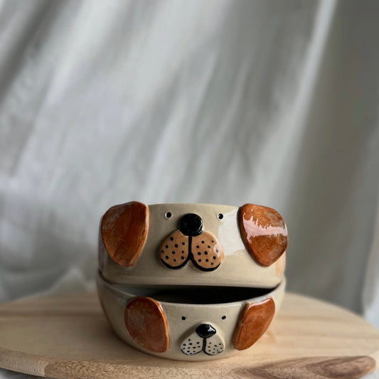 Handgemachter Hundenapf mit Hundegesicht von ArtStudioIzzi, 17 cm Durchmesser, 5,5 cm Höhe, aus Steinzeugkeramik, spülmaschinenfest, liebevoll designtes Hundefuttergeschirr.