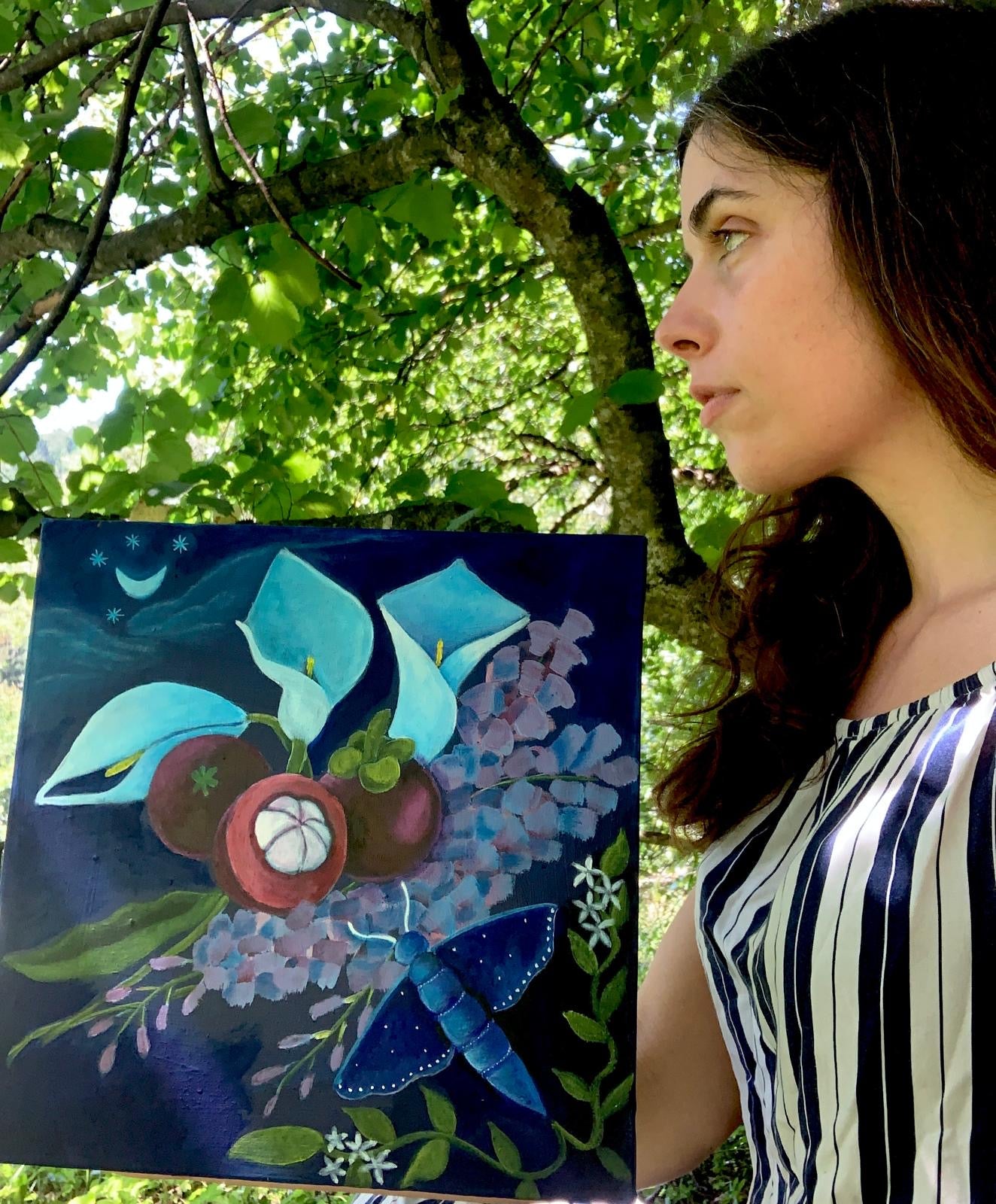Handgemaltes Acrylgemälde „Nächtlicher Zauber“ von Book Fairy Art mit Motte, Strauß und Mond – mystische Szene in Blau und Grau auf 40×40 cm Leinwand