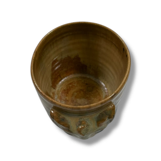 Handgefertigter Espresso Becher 'Sphinxkatze' von Geza Baranyai. Raue, archaische Keramikkunst mit einem Fassungsvermögen von 50 ml, Höhe ca. 5 cm, Durchmesser ca. 6 cm bei Dreizack Wien.
