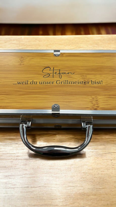 Personalisiertes Grillkoffer Set | Ideal für BBQ-Enthusiasten Personalisiert & Individuell Dreizack Gravuren oesterreich handgemachte geschenke in wien