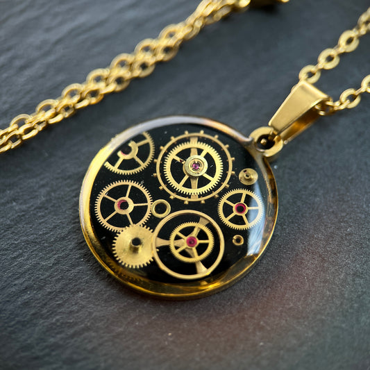 CIRCUM in Gold | Halsketten Unikate aus Uhrwerksteilen