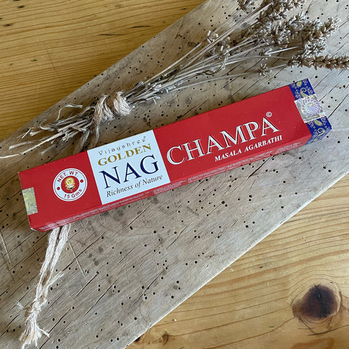 Nag Champa Räucherstäbchen von Traumwerk – handgerollte Duftstäbchen mit süß-blumigem Aroma aus Indien, 20er Pack, vegan & fair
