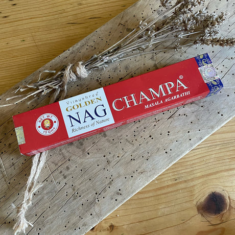 Nag Champa Räucherstäbchen von Traumwerk – handgerollte Duftstäbchen mit süß-blumigem Aroma aus Indien, 20er Pack, vegan & fair