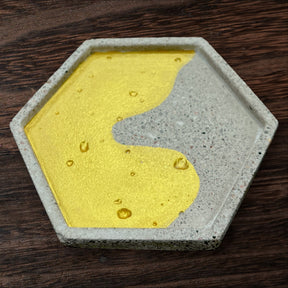 Designeria Wien Beton Schalen, Untersetzer und Schüsseln – Handgefertigt, partiell vergoldet, vielseitig einsetzbar, wasser- und schmutzabweisend imprägniert. Mit Korkboden zum Schutz von Oberflächen. Dreizack Wien.