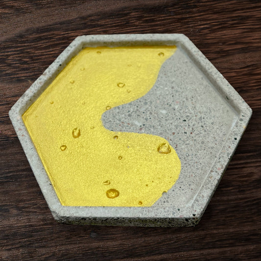 Designeria Wien Beton Schalen, Untersetzer und Schüsseln – Handgefertigt, partiell vergoldet, vielseitig einsetzbar, wasser- und schmutzabweisend imprägniert. Mit Korkboden zum Schutz von Oberflächen. Dreizack Wien.