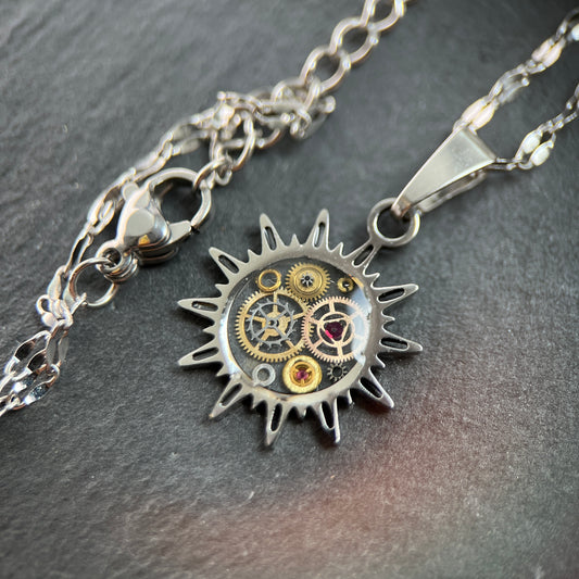 WatchThis „Sol“ handgemachte Halskette – Sonnenförmiger Anhänger aus alten Uhren, 18k vergoldet oder Silber mit Edelstahl. Kettenlänge 44 cm, Anhängergröße 2 cm. Dreizack Wien.