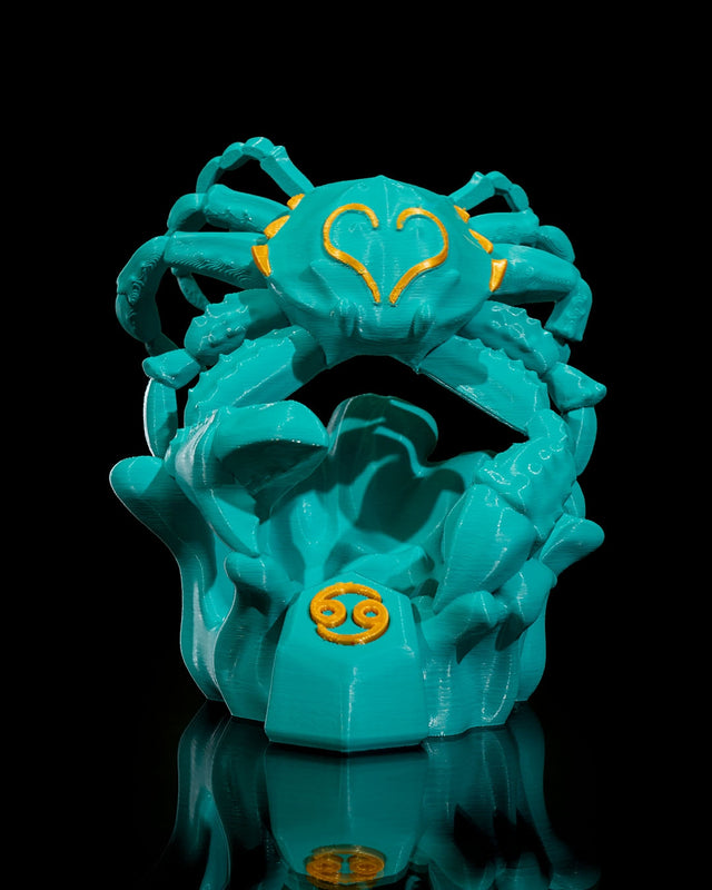 Cancer-Figur (Krebs) aus 3D-Druck, modern und minimalistisch, mit Sternbild auf der Unterseite. Nachhaltig aus PLA (Maisstärke), in zwei Größen und Farbvarianten. Perfekt für Krebs-Geborene (21. Juni – 22. Juli).