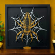 Handgefertigte Layered Art der Radnetzspinne im Holzrahmen, 3D-gedrucktes Kunstwerk von NocterraDesign. Größe 29 cm x 29 cm. Ein einzigartiges und faszinierendes Kunstwerk.