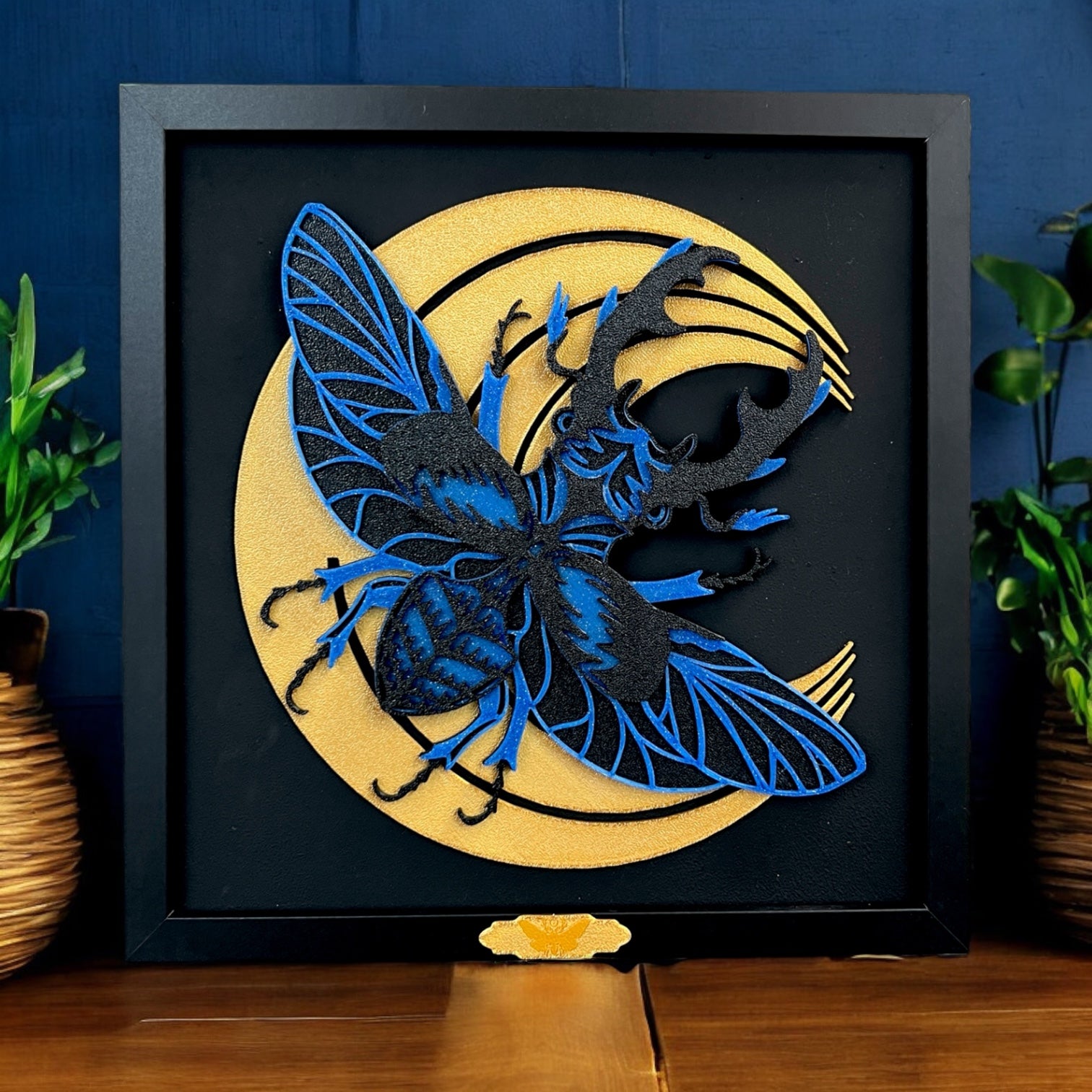 Handgefertigte Layered Art des Hirschkäfers im Holzrahmen, 3D-gedrucktes Kunstwerk von NocterraDesign. Größe 29 cm x 29 cm. Ein einzigartiges und faszinierendes Kunstwerk.