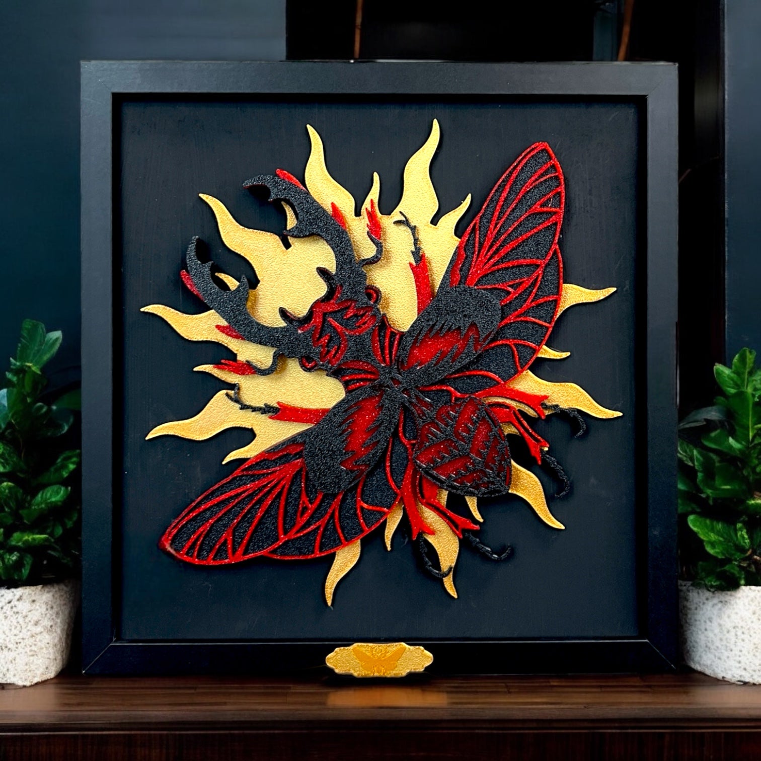 Handgefertigte Layered Art des Hirschkäfers im Holzrahmen, 3D-gedrucktes Kunstwerk von NocterraDesign. Größe 29 cm x 29 cm. Ein einzigartiges und faszinierendes Kunstwerk.