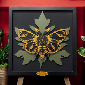 Handgefertigte Layered Art des Totenkopfschwärmers im Holzrahmen, 3D-gedrucktes Kunstwerk von NocterraDesign. Größe 29 cm x 29 cm. Ein einzigartiges und faszinierendes Kunstwerk.