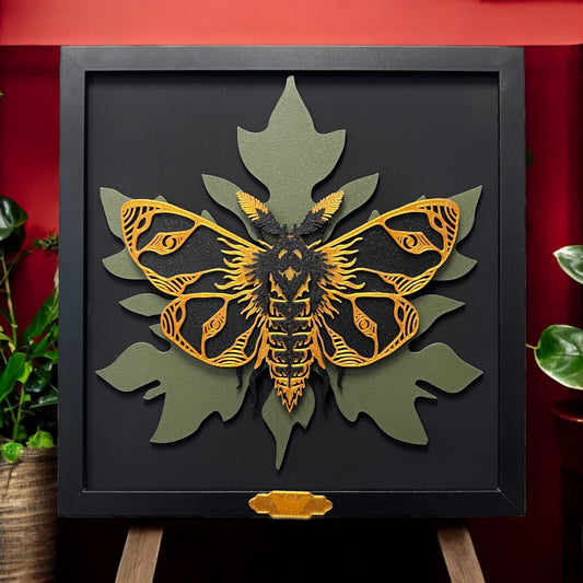 Handgefertigte Layered Art des Totenkopfschwärmers im Holzrahmen, 3D-gedrucktes Kunstwerk von NocterraDesign. Größe 29 cm x 29 cm. Ein einzigartiges und faszinierendes Kunstwerk.