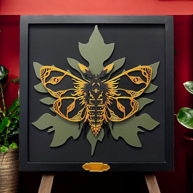 Handgefertigte Layered Art des Totenkopfschwärmers im Holzrahmen, 3D-gedrucktes Kunstwerk von NocterraDesign. Größe 29 cm x 29 cm. Ein einzigartiges und faszinierendes Kunstwerk.