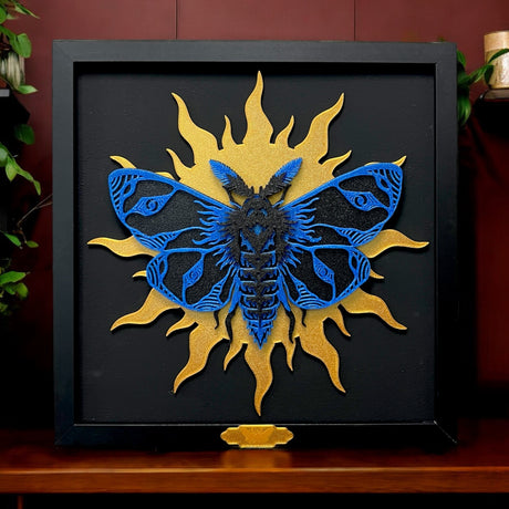 Handgefertigte Layered Art des Totenkopfschwärmers im Holzrahmen, 3D-gedrucktes Kunstwerk von NocterraDesign. Größe 29 cm x 29 cm. Ein einzigartiges und faszinierendes Kunstwerk.