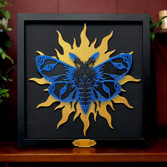 Handgefertigte Layered Art des Totenkopfschwärmers im Holzrahmen, 3D-gedrucktes Kunstwerk von NocterraDesign. Größe 29 cm x 29 cm. Ein einzigartiges und faszinierendes Kunstwerk.