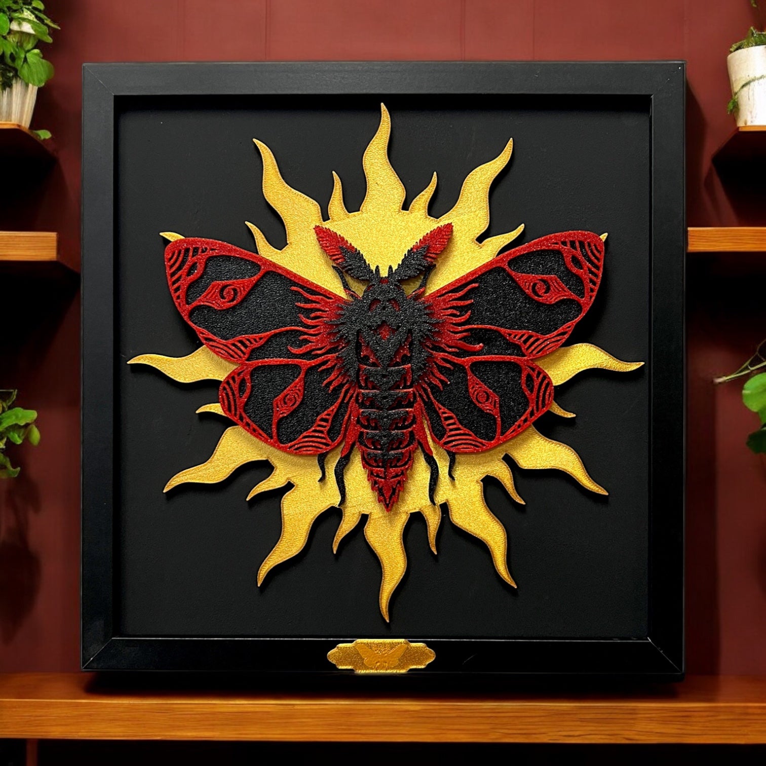 Handgefertigte Layered Art des Totenkopfschwärmers im Holzrahmen, 3D-gedrucktes Kunstwerk von NocterraDesign. Größe 29 cm x 29 cm. Ein einzigartiges und faszinierendes Kunstwerk.