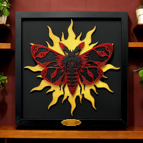 Handgefertigte Layered Art des Totenkopfschwärmers im Holzrahmen, 3D-gedrucktes Kunstwerk von NocterraDesign. Größe 29 cm x 29 cm. Ein einzigartiges und faszinierendes Kunstwerk.
