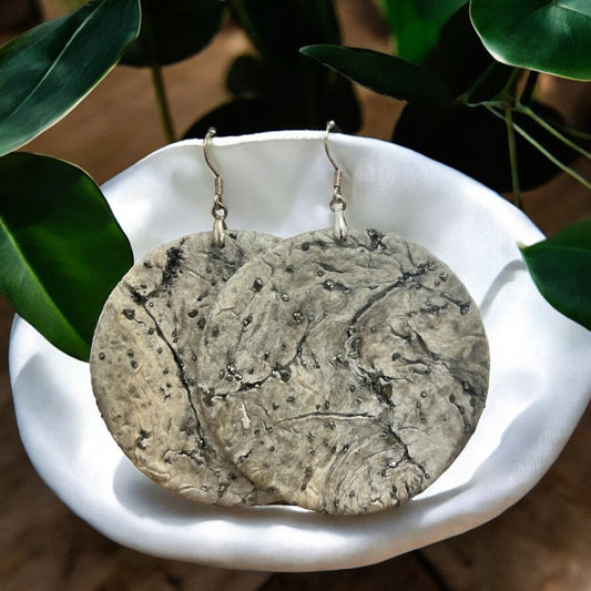 Handgemachte Ohrringe in Steinoptik, gefertigt aus Papier mit wasserabweisender Beschichtung, echten Steinen wie Pyrit, und rostfreiem Edelstahl. Einzigartiger und leichter Schmuck von Schaudium bei Dreizackwien