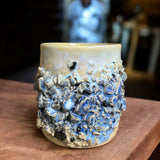 Kristalltasse | Handgefertigte Keramikkunst mit kristalliner Ummantelung von Geza Baranyai
