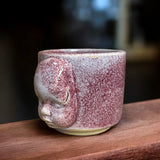 Handgefertigte Espresso Tasse 'Mondgesicht' von Geza Baranyai. Raue, archaische Keramikkunst mit einem Fassungsvermögen von 90 ml, Höhe ca. 7 cm, Durchmesser ca. 6 cm bei Dreizack Wien.