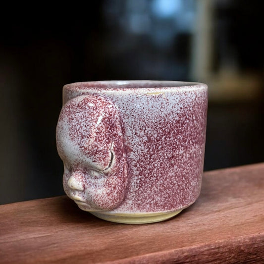 Handgefertigte Espresso Tasse 'Mondgesicht' von Geza Baranyai. Raue, archaische Keramikkunst mit einem Fassungsvermögen von 90 ml, Höhe ca. 7 cm, Durchmesser ca. 6 cm bei Dreizack Wien.