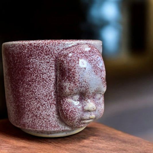 Handgefertigte Espresso Tasse 'Mondgesicht' von Geza Baranyai. Raue, archaische Keramikkunst mit einem Fassungsvermögen von 90 ml, Höhe ca. 7 cm, Durchmesser ca. 6 cm bei Dreizack Wien.