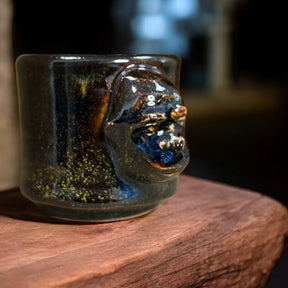 Handgefertigter Espresso Becher 'Affengesicht' von Geza Baranyai. Raue, archaische Keramikkunst mit einem Fassungsvermögen von 50 ml, Höhe ca. 5 cm, Durchmesser ca. 6 cm Bei Dreizack Wien
