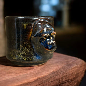 Handgefertigter Espresso Becher 'Affengesicht' von Geza Baranyai. Raue, archaische Keramikkunst mit einem Fassungsvermögen von 50 ml, Höhe ca. 5 cm, Durchmesser ca. 6 cm Bei Dreizack Wien