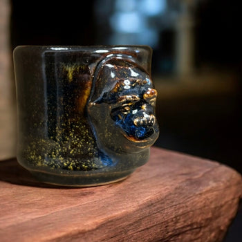 Handgefertigter Espresso Becher 'Affengesicht' von Geza Baranyai. Raue, archaische Keramikkunst mit einem Fassungsvermögen von 50 ml, Höhe ca. 5 cm, Durchmesser ca. 6 cm Bei Dreizack Wien