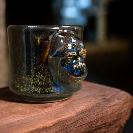 Handgefertigter Espresso Becher 'Affengesicht' von Geza Baranyai. Raue, archaische Keramikkunst mit einem Fassungsvermögen von 50 ml, Höhe ca. 5 cm, Durchmesser ca. 6 cm Bei Dreizack Wien