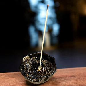 Handgefertigter Räucherstäbchenhalter mit kristallinen Strukturen von Geza Baranyai. Geodenartige Keramikkunst mit Platz für ein Räucherstäbchen, Höhe ca. 5-6 cm, Durchmesser ca. 10 cm bei Dreizack Wien