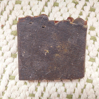 BIO Gärtner Seife von Waldherr Kosmetik, handgemacht für saubere und erfrischte Hände nach der Gartenarbeit, mit biologischen Inhaltsstoffen und sanften Kaffeepartikeln für einen natürlichen Peeling-Effekt.