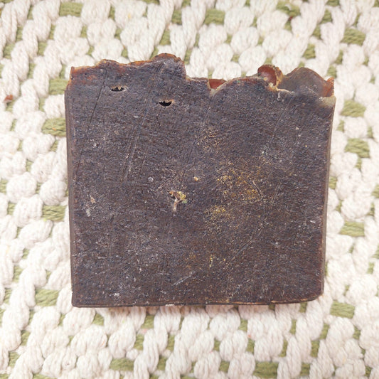 BIO Gärtner Seife von Waldherr Kosmetik, handgemacht für saubere und erfrischte Hände nach der Gartenarbeit, mit biologischen Inhaltsstoffen und sanften Kaffeepartikeln für einen natürlichen Peeling-Effekt.