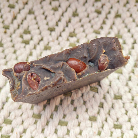 BIO Gärtner Seife von Waldherr Kosmetik, handgemacht für saubere und erfrischte Hände nach der Gartenarbeit, mit biologischen Inhaltsstoffen und sanften Kaffeepartikeln für einen natürlichen Peeling-Effekt.